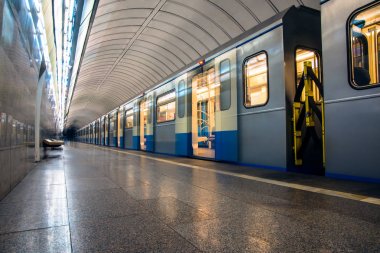 Metro tren istasyonunda gelen hareket