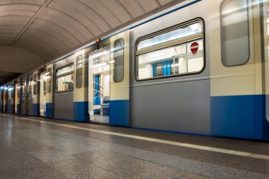 Metro tren istasyonunda gelen hareket