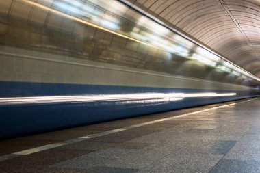 Metro tren istasyonunda gelen hareket