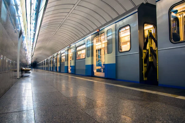 Metro tren istasyonunda gelen hareket