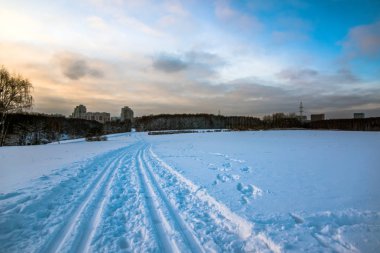 Akşam güneşi Kayak üzerinden izlemek karlı akşam alanları