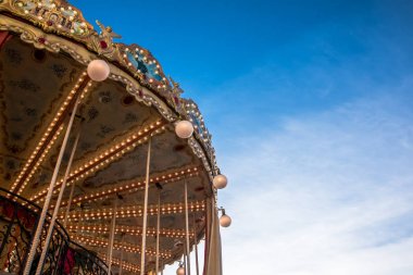 Mavi gökyüzü karşı atlıkarınca orleans Fransız