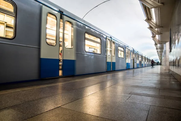 Zug in Bewegung bei der Ankunft im Bahnhof — Stockfoto