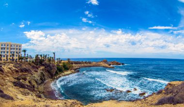 Deniz yüzey ve güneşli yaz kayalık sahil şeridi