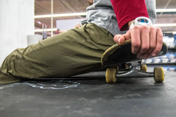 Homem sentado no skate — Fotografia de Stock