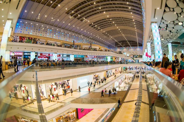 Moscú, Rusia - 10 de diciembre de 2017: Colón centro comercial interior con efecto ojo de pez — Foto de Stock