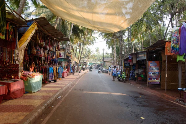 Tiendas callejeras de venta de souvenirs y ropa para turistas en el pueblo de Arambol — Foto de Stock