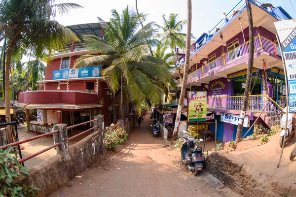 Arambol, Goa, Iindia - 22 de marzo de 2017: Tiendas callejeras de venta de souvenirs y ropa para turistas en el pueblo de Arambol — Foto de Stock