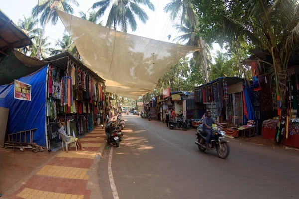 Arambol, Goa, Iindia - 22 de marzo de 2017: Tiendas callejeras de venta de souvenirs y ropa para turistas en el pueblo de Arambol — Foto de Stock