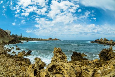 Deniz yüzey ve güneşli yaz kayalık sahil şeridi