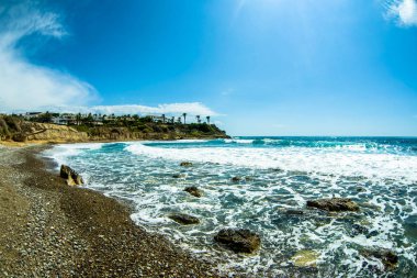Deniz yüzey ve güneşli yaz kayalık sahil şeridi