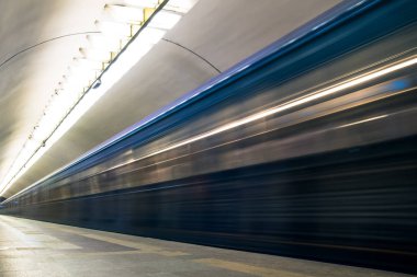 Metro tren istasyonunda gelen hareket