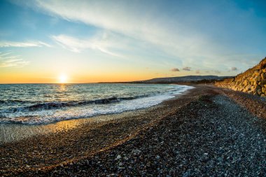 Deniz yüzey ve güneşli yaz kayalık sahil şeridi