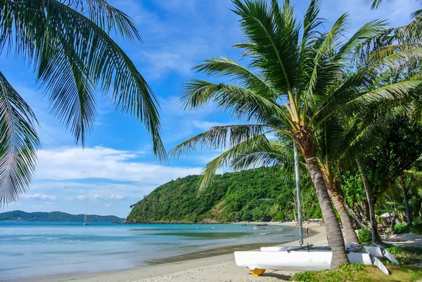 美丽的海岸线，与海浪在海滩上的岩石 — 图库照片