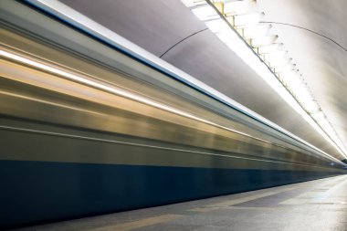 Metro tren istasyonunda gelen hareket