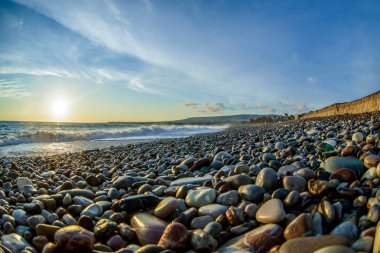 Deniz yüzey ve güneşli yaz kayalık sahil şeridi