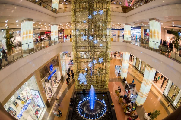 Moskova, Rusya - 10 Aralık 2017: Columbus modern binanın balıkgözü efekti iç