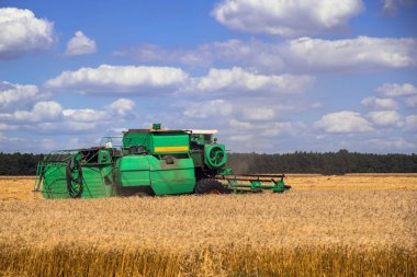 ... tarlada çalışan biçerdöveri birleştirin.