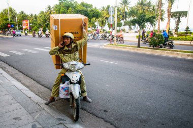 Adam scooter üzerinde büyük bagajlı