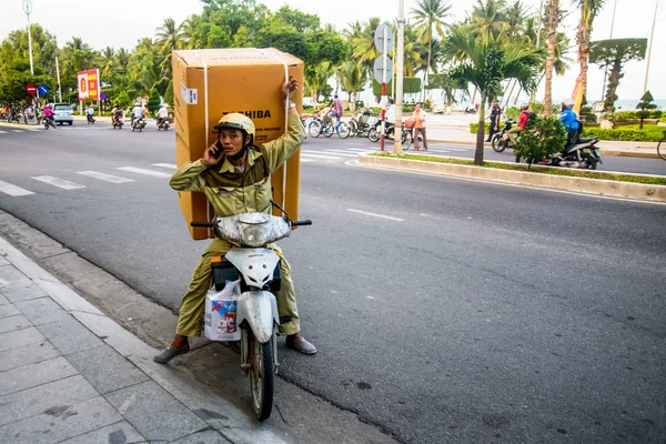 Hombre con equipaje enorme en scooter — Foto de Stock