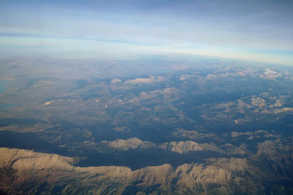 Vista aérea sobre las nubes y el paisaje —  Fotos de Stock