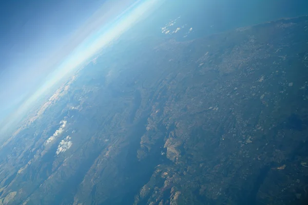 Vista aérea acima de nuvens e paisagem — Fotografia de Stock