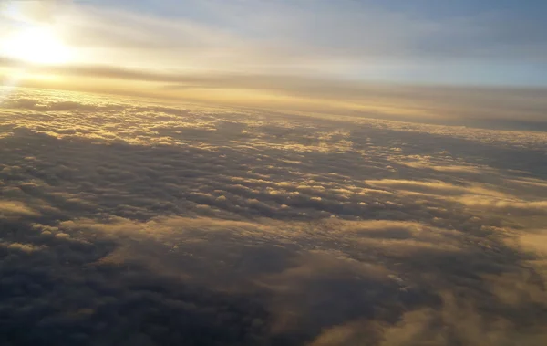 Облака и небо, видимые с самолета — стоковое фото