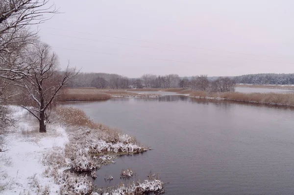 Paisagem de inverno com rio congelado e floresta na geada — Fotografia de Stock