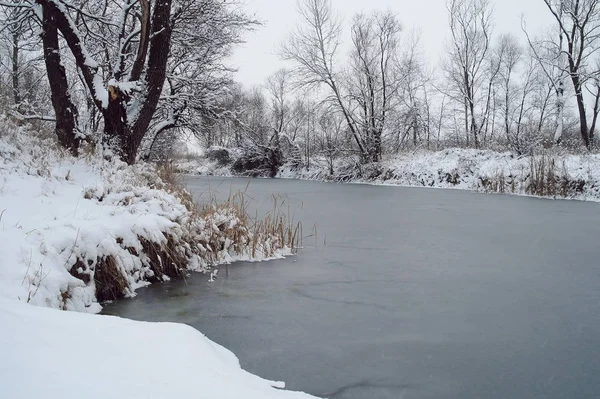 Winterlandschap met bevroren rivier en bos in de vorst — Stockfoto