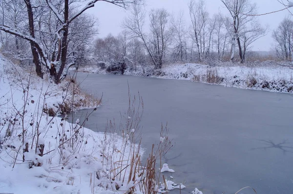 Paisaje invernal con río congelado y bosque en la helada — Foto de Stock