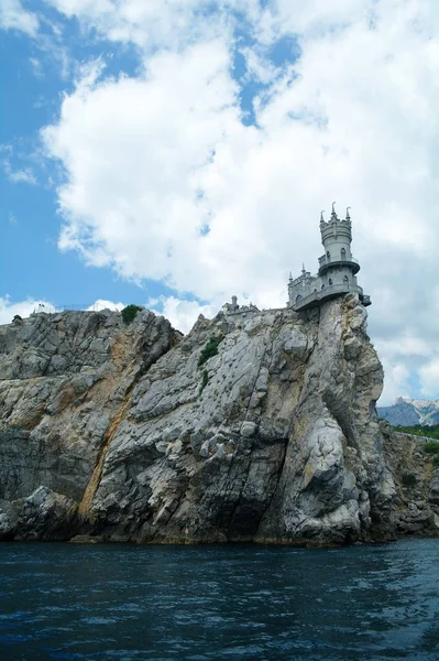 Swallow's Nest is a decorative castle the monument of architecture and history, the main attraction on the shores of the Black sea of the city Yalta. — Stock Photo, Image