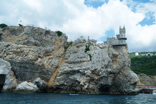 Nido di rondine è un castello decorativo il monumento di architettura e storia, l'attrazione principale sulle rive del Mar Nero della città di Yalta . — Foto Stock