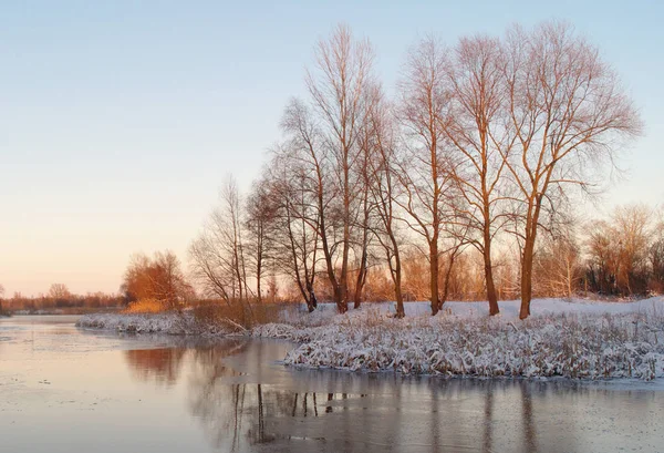 Зима на замерзшей реке — стоковое фото