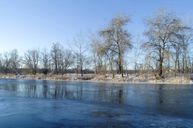 Donmuş nehirde kış
