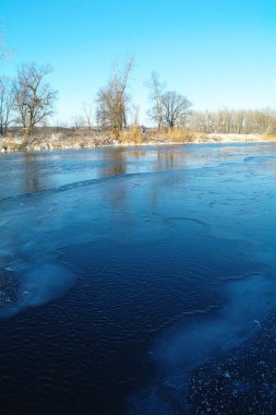 Donmuş nehirde kış