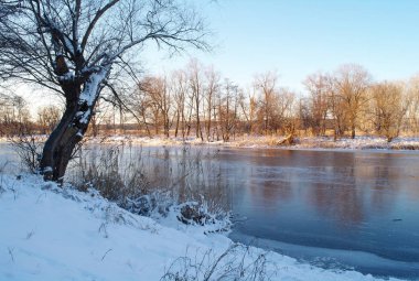 Donmuş nehirde kış