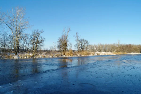 Zima na zamarzniętej rzece — Zdjęcie stockowe