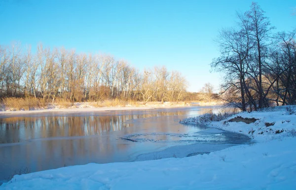 Hiver sur la rivière gelée — Photo