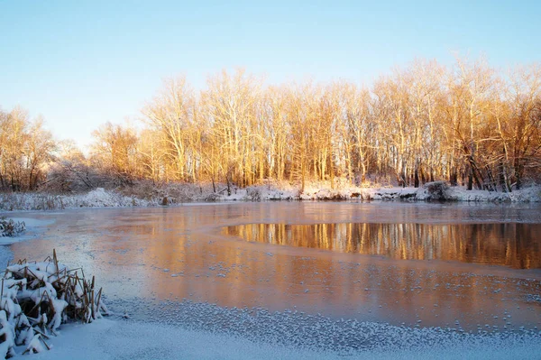 Hiver sur la rivière gelée — Photo
