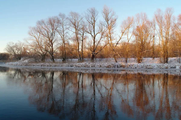 Hiver sur la rivière gelée — Photo