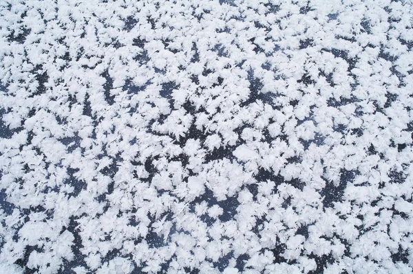 Copos de nieve blancos sobre hielo azul —  Fotos de Stock