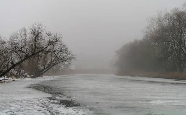 Hiver sur la rivière gelée — Photo