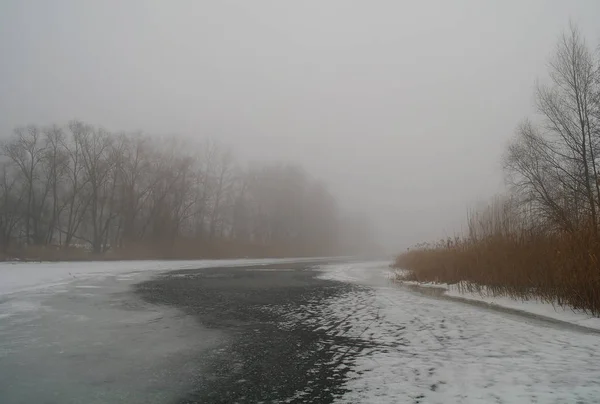 Winter auf dem zugefrorenen Fluss — Stockfoto