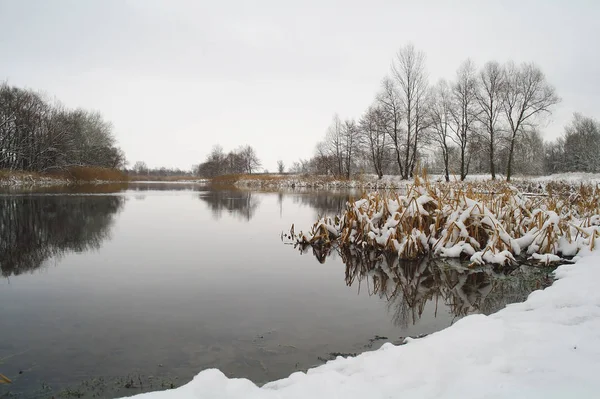 Зима на замерзшей реке — стоковое фото