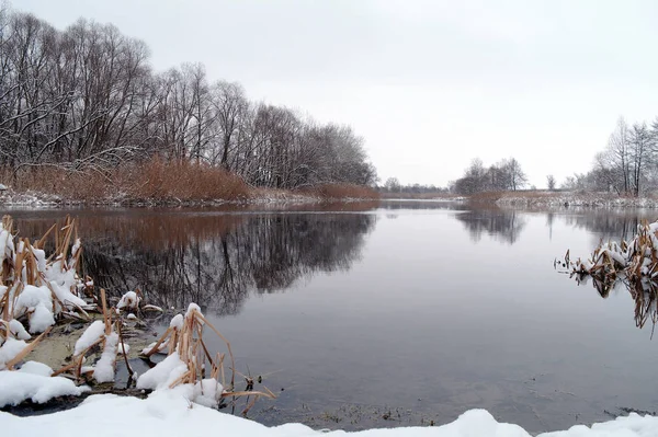 Tél a fagyott folyón — Stock Fotó