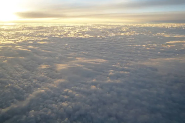 Облака и голубое небо, видимое с самолета — стоковое фото
