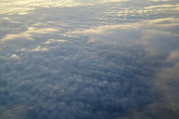 云层和从平面看蓝蓝的天空 — 图库照片