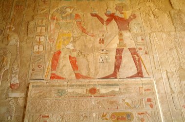 Mısır'daki Kraliçe Hatshepsut tapınağında Mısır hiyeroglif