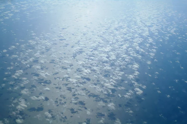 Nuages et ciel bleu vus de l'avion — Photo