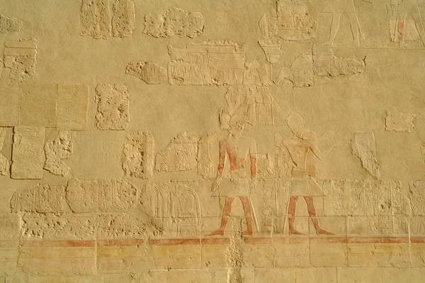 Hieróglifos egípcios no templo da rainha Hatshepsut no Egito — Fotografia de Stock